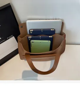 Vista interna di una borsa da ufficio in pelle marrone con scomparti per laptop e tablet