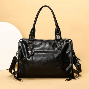 Borsa tote vintage nera con borchie dorate e tracolla regolabile per donne