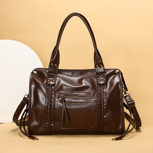 Dettaglio della borsa tote vintage marrone con rivetti in bronzo e similpelle