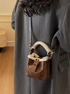 Sac seau vintage en cuir marron avec bordure en fausse fourrure blanche et bandoulière