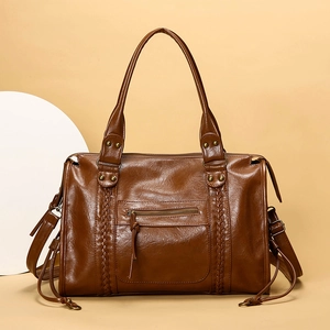 Macro di borsa tote vintage marrone caramello con dettagli intrecciati e fibbie