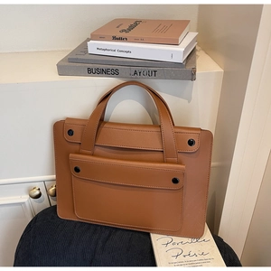 Dettaglio borsa per laptop in pelle PU marrone con doppi manici e tasca frontale a scatto