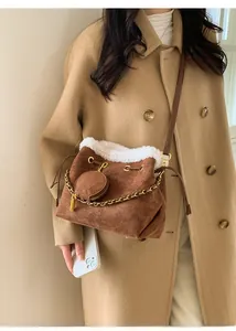 Détail du sac seau vintage marron avec bordure en fourrure et chaîne dorée élégante
