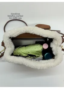 Vue intérieure du sac seau en daim montrant la grande capacité pour les objets