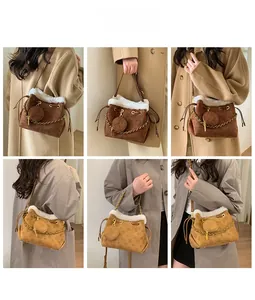 Détails du sac seau en fausse fourrure avec motif monogramme et chaîne dorée