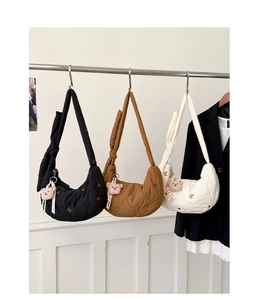 Détail de sacs hobo matelassés en trois couleurs avec charmants oursons sur présentoir