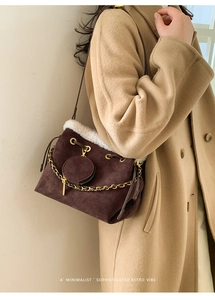 Détail du sac seau en faux daim avec bordure en peau lainée et motif gaufré rétro