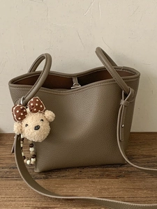 Minimalist PU Leather Bucket Bag For Women Fashion Lychee Pattern Crossbody Shoulder Bag With Plush Bear Pendant Handbag