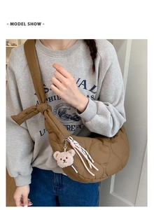Sac demi-lune marron matelassé avec surpiqûres étoiles et breloque ourson