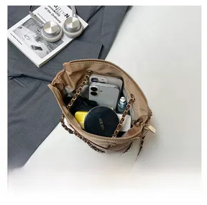Vue de dessus de l'intérieur du sac seau kaki montrant l'espace pour les essentiels