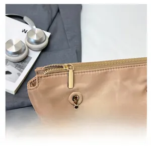 Détail du sac cabas en nylon kaki avec zip doré et écusson en cuir au logo Panton
