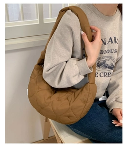 Détail du sac hobo marron avec matelassage à motifs de cœurs et d'oursons