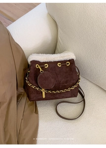 Détail du sac seau en fausse fourrure avec motifs gaufrés et mini porte-monnaie rond