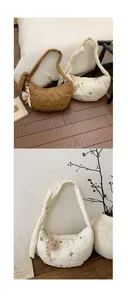 Détails de sacs demi-lune matelassés marron et beige avec pendentifs ours en peluche