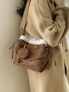 Sac seau en cuir givré marron avec bordure en peluche blanche et motifs vintage