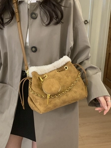 Sac seau en daim marron kaki avec bordure en peluche beige et motif floral gaufré