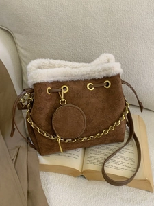Sac seau en daim marron avec bordure en fausse fourrure blanche et chaîne dorée