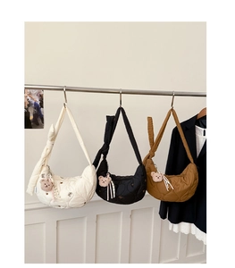 Trois sacs bandoulière croissants matelassés en beige, noir et marron avec oursons
