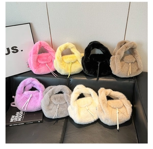 Détails des sacs à main en peluche disponibles en huit couleurs pour l'automne-hiver