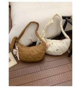 Détails de sacs demi-lune matelassés marron et crème avec breloques ours en peluche