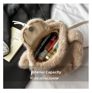 Capacité interne du sac à main en peluche beige montrant téléphone et rouge à lèvres