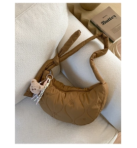 Sac bandoulière matelassé marron en forme de croissant avec breloque ours en peluche