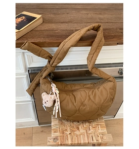 Sac matelassé marron avec broderie ours et breloque peluche pour un look décontracté