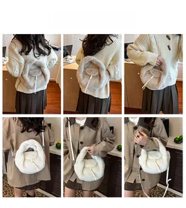 Vues détaillées du sac en peluche avec bandoulière en cuir et décor à pompons