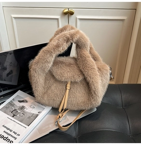 Gros plan sur la texture en fausse fourrure marron clair et la bandoulière en cuir