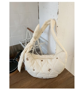 Détail du sac croissant matelassé crème avec broderies d'oursons et d'étoiles