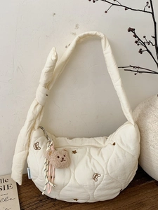 Sac bandoulière matelassé blanc en demi-lune avec broderie ours et breloque peluche