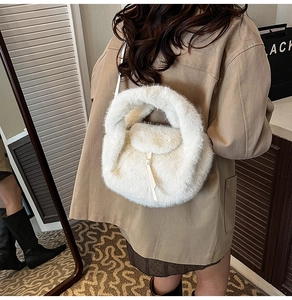 Vue détaillée de la texture en fausse fourrure blanche d'un sac d'hiver chic