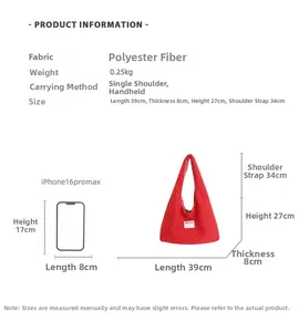 Détails du sac cabas en peluche et comparaison de taille avec iPhone 16 Pro Max