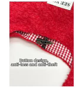 Détail du sac cabas en peluche rouge avec bouton en corne et doublure à carreaux