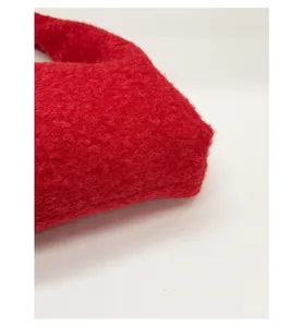 Détail du sac cabas en peluche rouge montrant le fond renforcé pour la durabilité