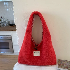 Détail du grand sac cabas rouge en peluche avec fermoir en bois et doublure