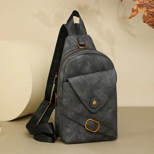 Detalle del bolso bandolera gris oscuro con bolsillo de solapa y correa de nailon