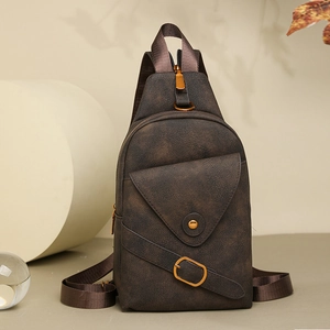 Detalle de bolso de pecho retro marrón oscuro mate con hebilla de metal y cremallera dorada