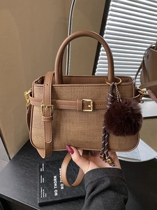 Sac Seau pour Femme en Cuir PU à Texture Tissée Vintage Sac à Main Bandoulière Rétro Avec Charme de Pompon Boucle Dorée