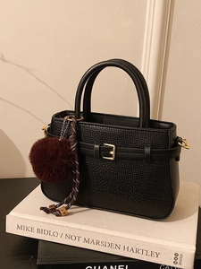 Sac seau bandoulière noir élégant avec texture croisée et breloque pompon en peluche