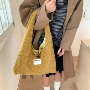 Détail du sac cabas en peluche jaune moutarde avec fermoir à bascule et doublure