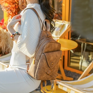 Primer plano de bolso de pecho vintage en cuero PU marrón con detalles en latón retro