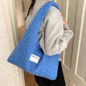 Détails du sac hobo en polaire bleue avec écusson SEE YOU et texture pelucheuse
