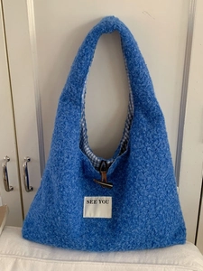 Sac Fourre-tout en Peluche pour Femmes Grande Capacité Mode Automne Hiver Sac à Épaule en Faux Agneau Bouton Brandebourg Doublure Gingham