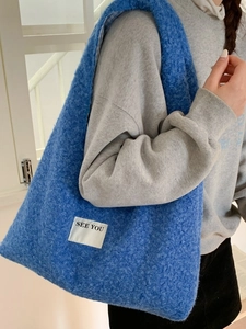 Sac cabas bleu en polaire avec étiquette SEE YOU et doublure à carreaux sur modèle