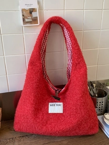 Sac cabas rouge en peluche avec écusson SEE YOU et fermeture par bouton en corne
