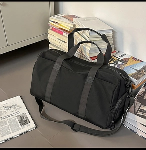 Black large capacity travel bag with dry-wet separation and adjustable shoulder strap