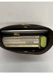 Vue de dessus de l'intérieur spacieux d'un cabas marron avec tablette et livres