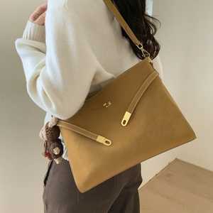 Détail du grand sac cabas en cuir avec fermoir métallique et breloque ours au crochet