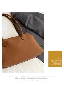 Détail de la texture en cuir caramel souple et de l'intérieur spacieux du sac cabas
